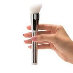 IT COSMETICS #704 Heavenly Skin Smoothing Complexion Brush Foundation